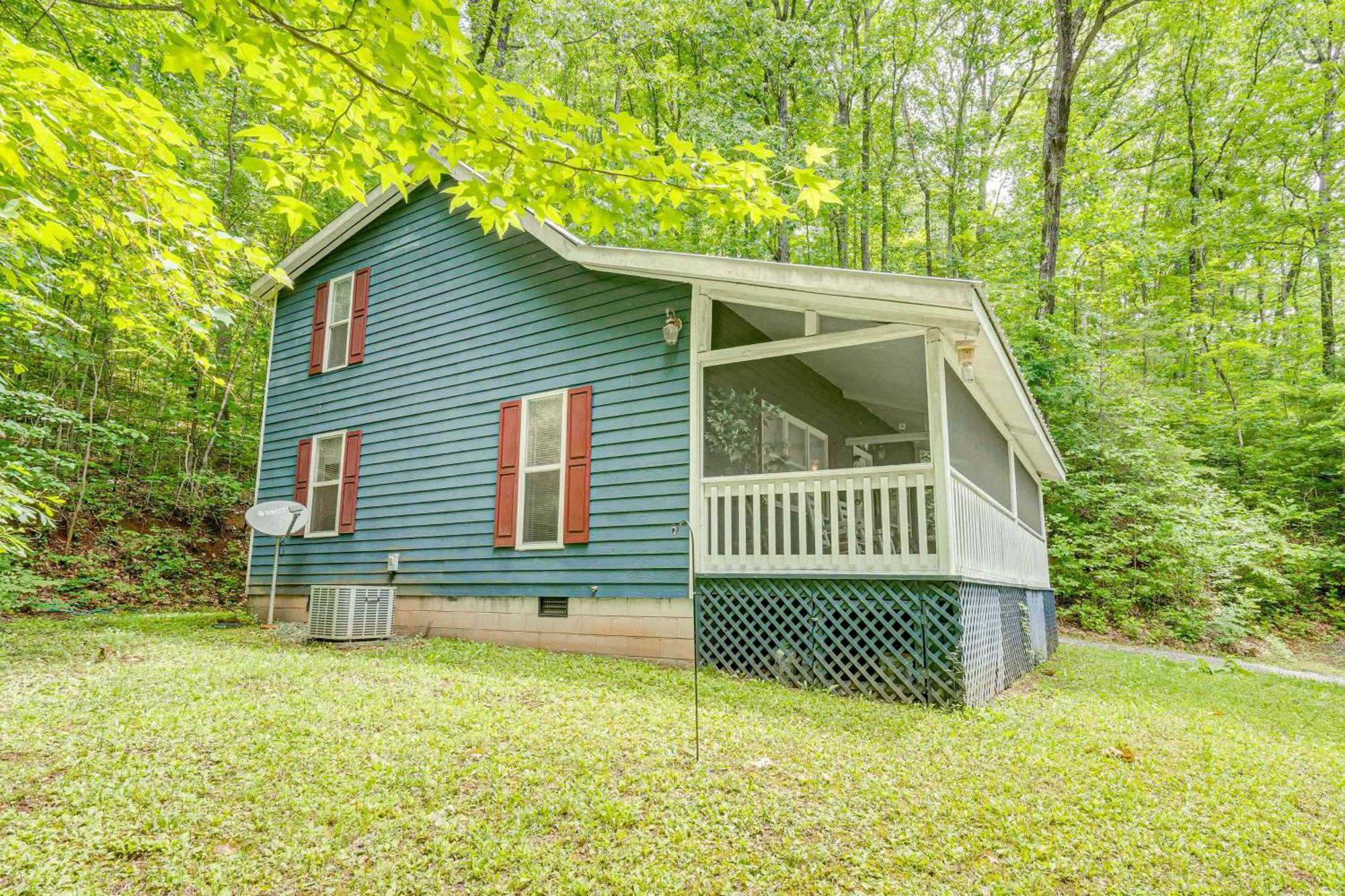 Secluded Cabin With Porch - 7 Miles To Lake Chatuge! Hayesville Екстериор снимка